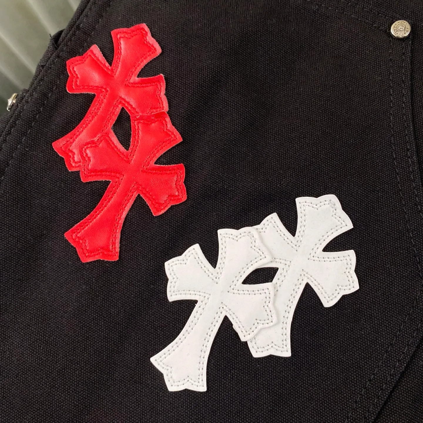 P270 CH Chromehearts American limited edition red and white cross stitched leather black work jeans logging pants. The price is 34W level. The patchwork cross pattern is embellished and the jeans are washed! ! An absolutely high-end luxury product, a 1.9W-level god-level single product, a super popular product, made by top heavy industry, a magic weapon that cannot be missed! [About Zangyin] This is an extremely luxurious fashion brand that can also be called the aristocracy of the high street. It has always been an exclusive brand for some hipsters or rich second generations. Compared with ordinary high streets, it is more luxurious and noble. Compared with luxury brands, it is more fashionable and individual. It has always been a brand that I have a special liking for. [Top heavy industry fashion design] Consistently high-street luxury style. Speaking of this style, the Zangyin family and GU family are definitely the leading representative brands. Especially the Zangyin family has really achieved a state-of-the-art effect in creating high-street style. The unique washed material is used to create this style. The color system is already quite eye-catching. After it is decorated with patchwork cross flowers, it cleverly highlights the charm of the brand. Secondly, this style uses classic The high-waist cutting design highlights the long legs and fashionable temperament of the upper body. The brand is highly recognizable and the slim fit configuration is more suitable for daily wear. It is a product that interprets personality, fashion, and specifications at a glance. This single product is enough to make any fan excited. It can be a white T-shirt for a youthful college style, or a tight suspender for a royal style. It has strong matching ability and can be easily controlled by men.  [Materials and craftsmanship] Needless to say, this point goes without saying. As an excellent craftsman brand, Zangyin’s requirements for details and craftsmanship are really perfect. The washed color of this model has gone through so many processes, not to mention the embellishment of denim appliques. It is also purely hand-made and sewn. Just like what they believe in, only hand-made things have soul and have the meaning of wear. A top-notch heavy-duty fashionable denim item, I look forward to your perfect interpretation! !  Color: Black Size: 28-36